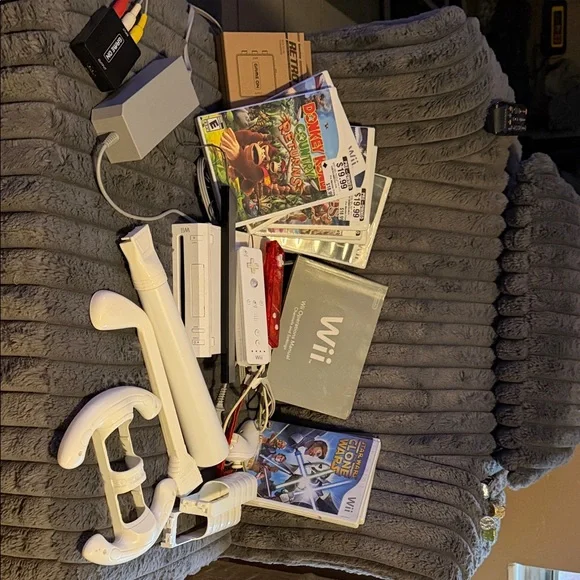 Nintendo Wii Console Bundle w/ 2 Remotes and TONS of extras/8 games WORKS GREAT - Picture 1 of 13